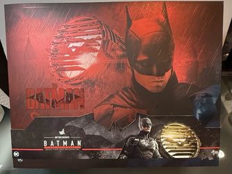 Hot Toys MMS641 1/6 The Batman Batman And Bat-Signal Deluxe Version