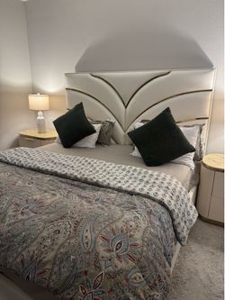 King size bed with 2 night stands
