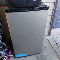 FRIGIDAIRE Mini FRIDGE SILVER FRONT