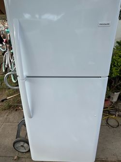Frigidaire Top-Freezer Refrigerator White