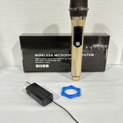Microphone 🎤 Wireless 🛜 Kareoke Battery 🔋 Charger 🔌 $25.NEW