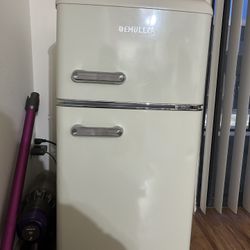 Demiller Mini fridge