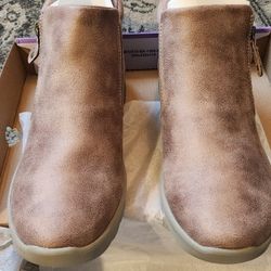 Skechers Women's Lovely Vibe-Fall in Bloom Ankle Boots. Size 9