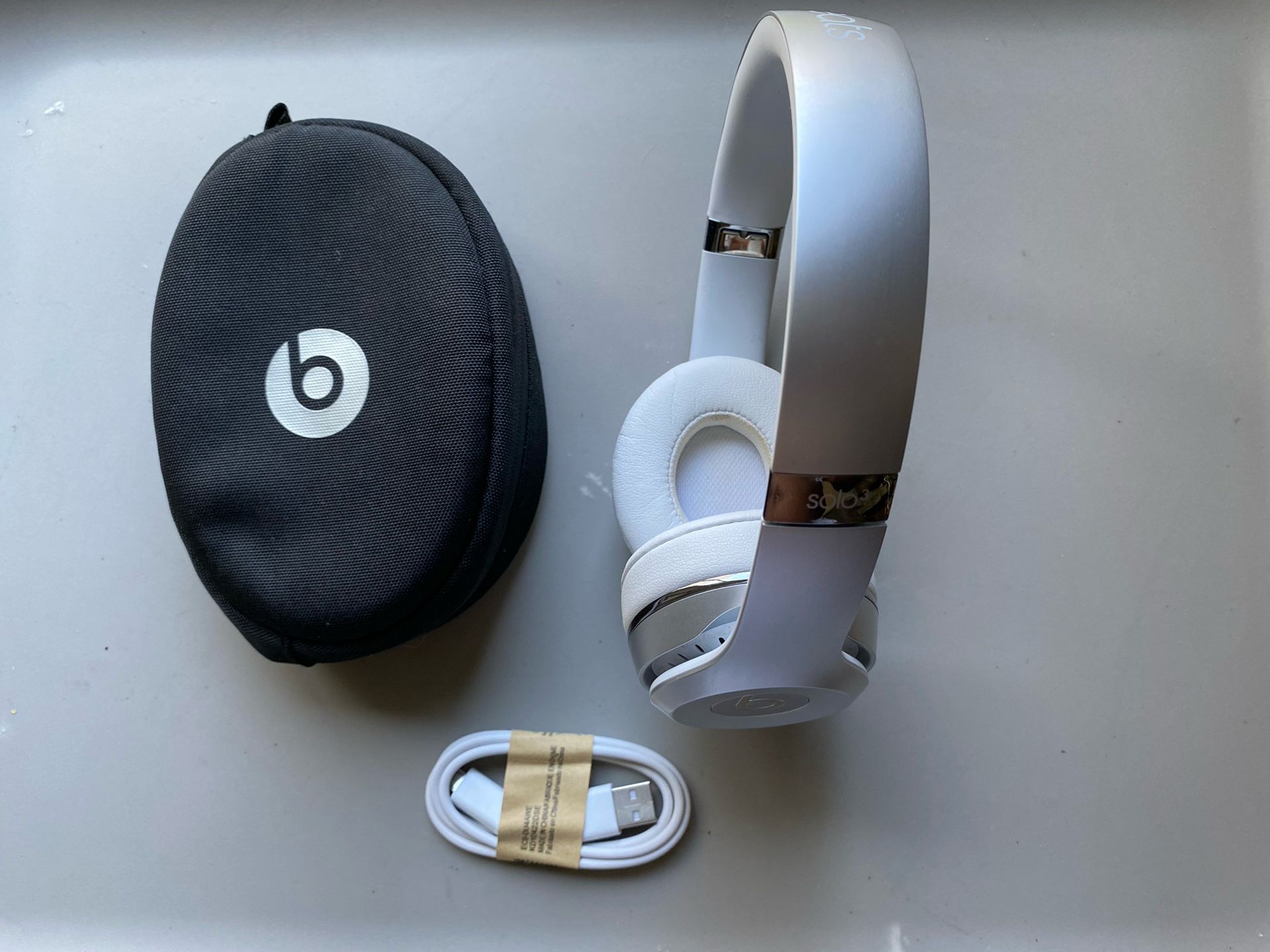 Beats Solo 3 Wireless Headphones (Silver)