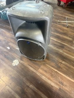 Mackie amplified speaker
