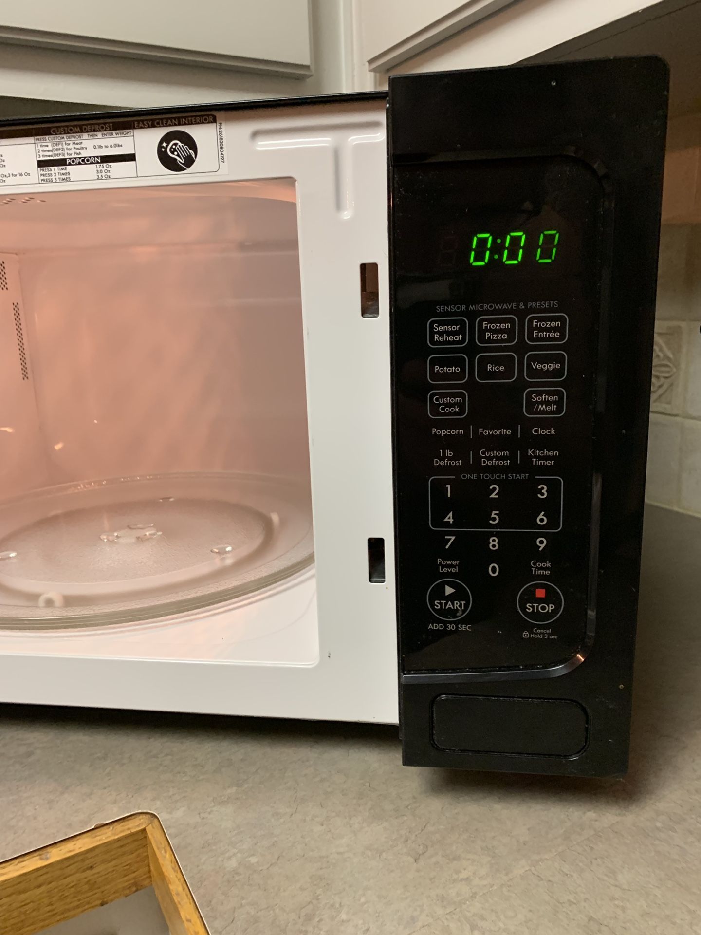 Kenmore 405.73162310 1100W Countertop Microwave