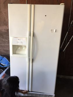 Refrigerator side by side