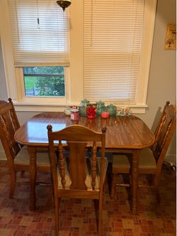 OAK TABLE WITH MIDDLE EXTENTION / 5 CHAIRS/ HUTCH
