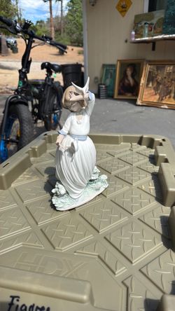 Lladró Porcelain Girl with Dove Figurine
