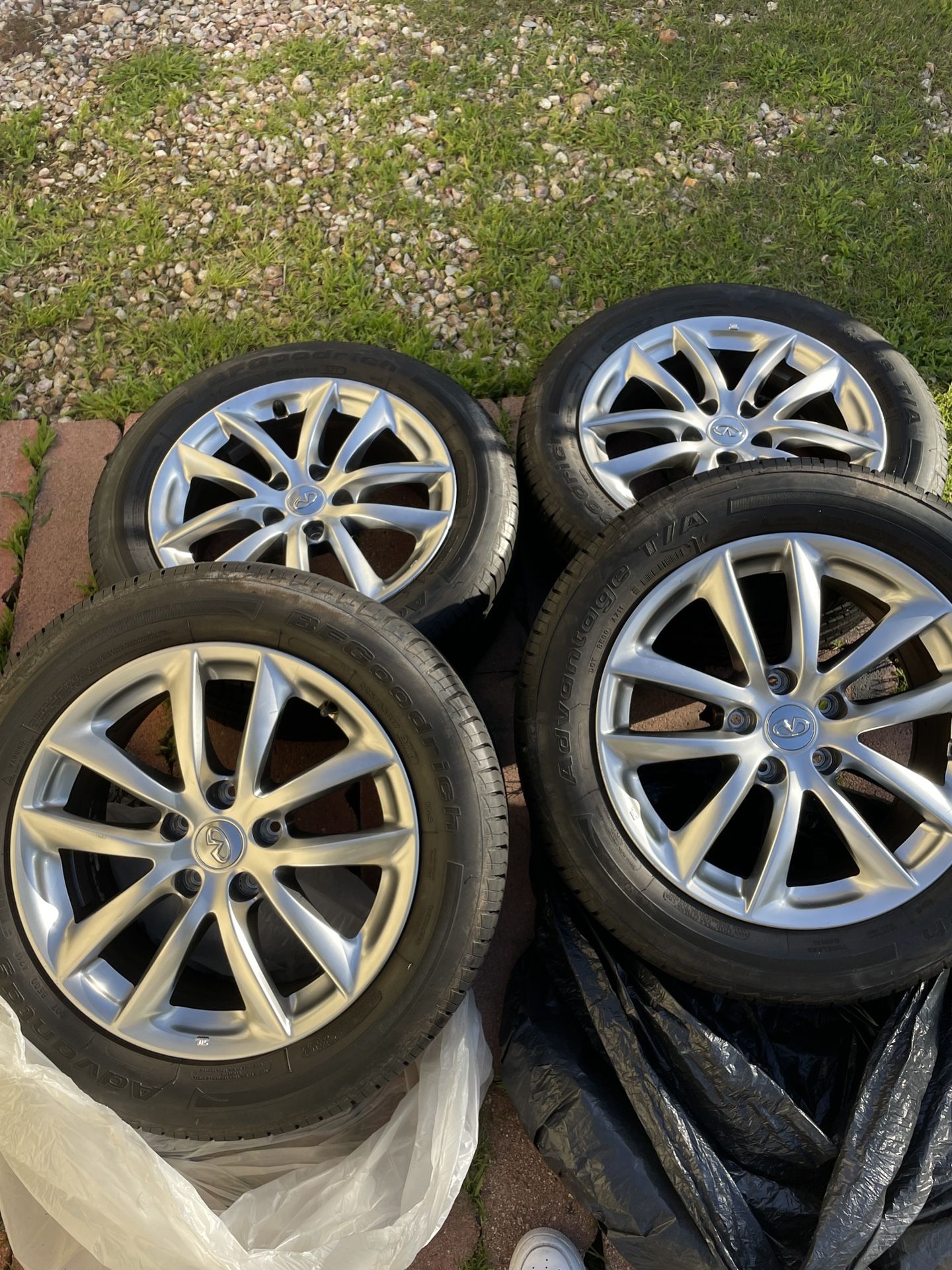 Oem infiniti wheels 225/55/17