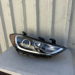 2017 2018 Hyundai Elantra Headlight Headlamp Right Passenger Side RH Used Original OEM HALOGEN