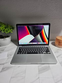 MACBOOK PRO RETINA 2015
16GB RAM
CHARGER INCLUDED
13 INCH
INTEL CORE iris i5