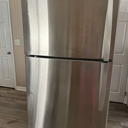 Super Nice Fridge With Icemaker And Water Dispenser