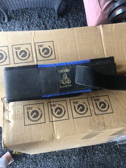 Adjustable nylon weightlifting belt