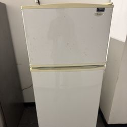 Whirlpool 20.5-cu ft Standard-Depth 33-in Wide Top-Freezer Refrigerator White