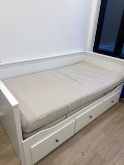 IKEA HEMNES Daybed (< 1year of usage) PICKUP ASAP