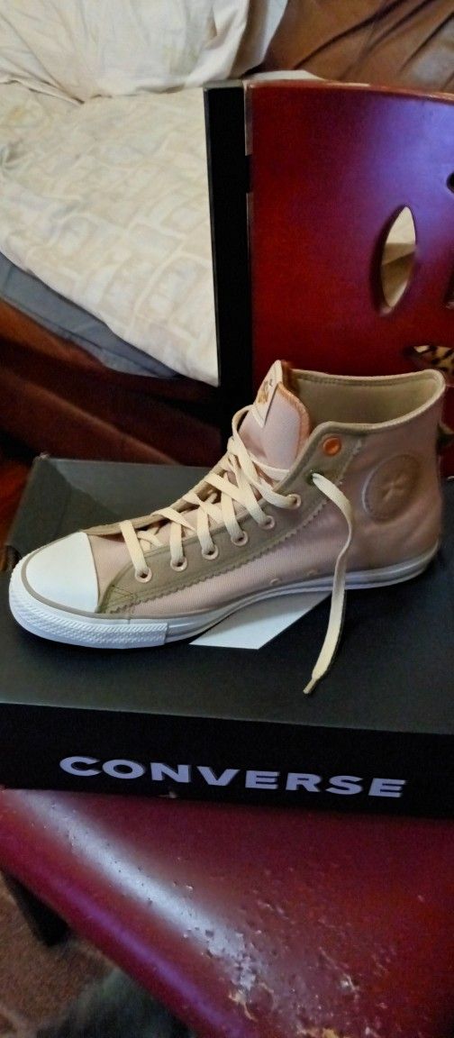 Converse High Top Tennis Shoes 