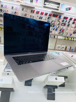 MacBook Pro 2018 16gb ram 512gb ssd