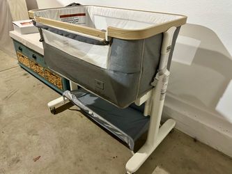 Bedside bassinet with lower storage