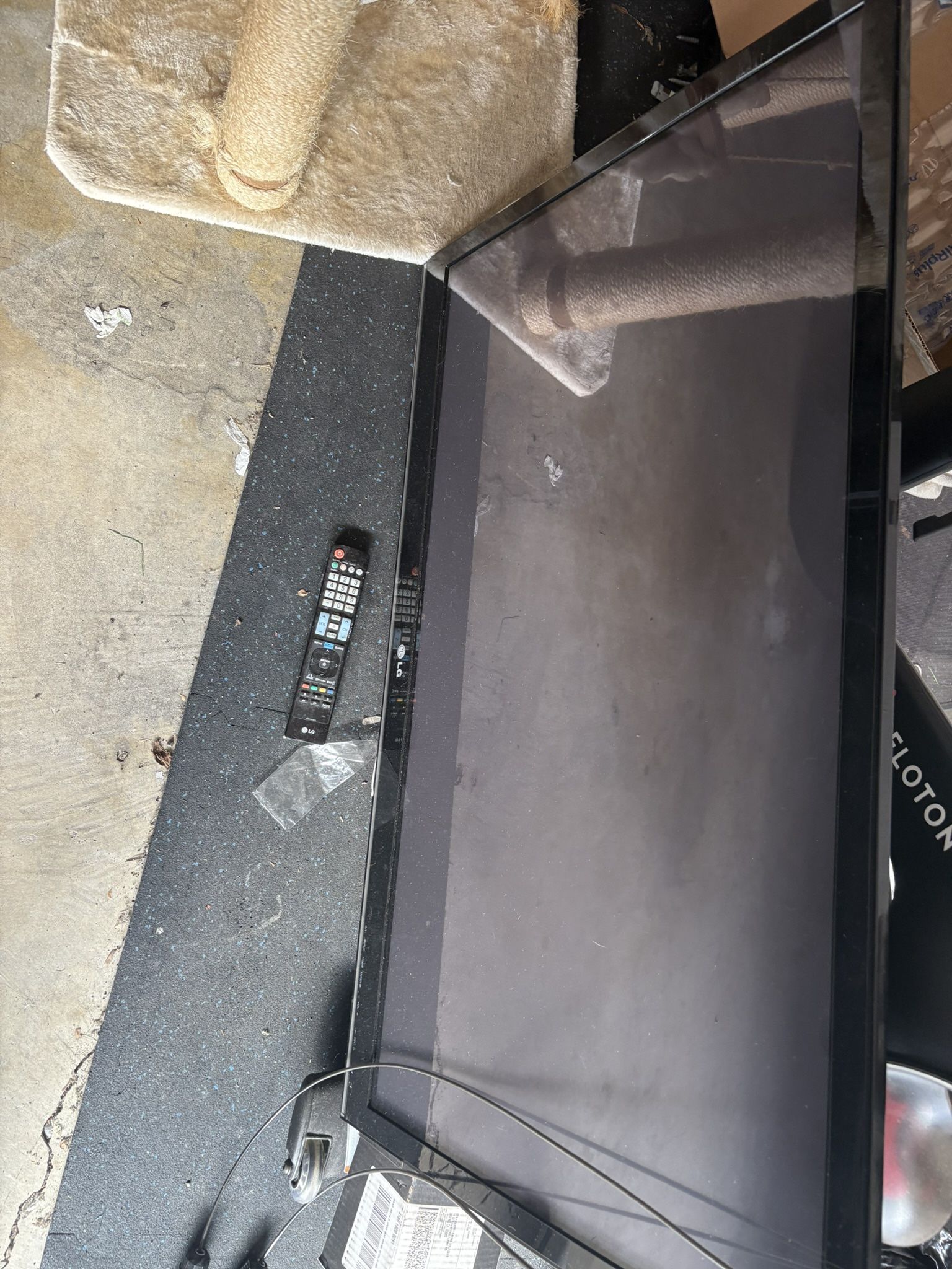 Lg Tv. Hardly Used. 50-60”