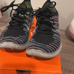 Size 7 W Nike fly Knit