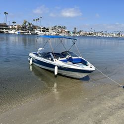 19ft Bowrider, 200hp, Super Clean, Turn-Key