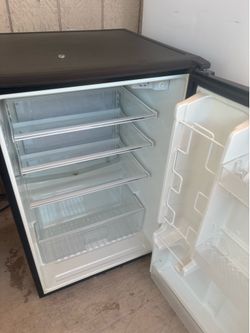 Mini  refrigerator   Enfría muy vien semi nuevo