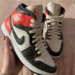 Jordan 1 mid- Newsprint Light Orewood Brown