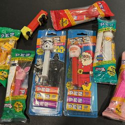 Pez Dispenser Lot 8 pieces: Santa, Snowman, Star Wars, Piglet, Garfield etc. 5 bags sealed, 2 loose from cards. I loose no packaging.