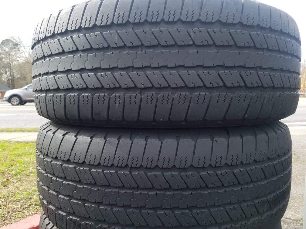 275 55 20 SET OF 4 GOODYEAR WRANGLER SR- A -- IN GREAT CONDITIONS WITH 75% TREAD LIFE REMAINING.