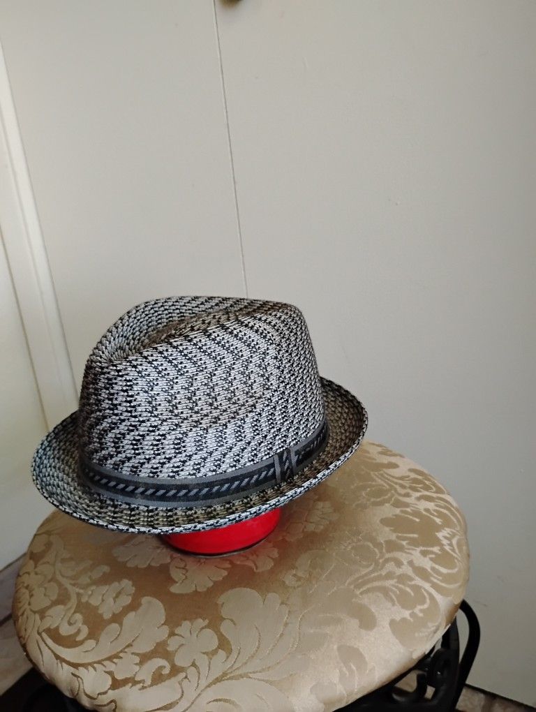 Very Nice Men's Gray/Black Bailey Breed Derby Size Large, Located In Reedley,