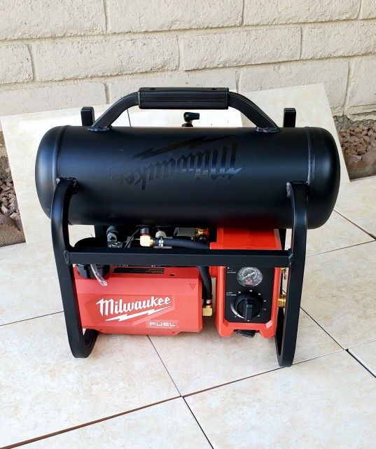 Milwaukee FUEL 18V Compact Quiet Air Compressor 2Gal (TOOL ONLY)