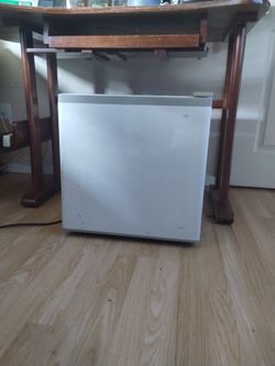 Awanli Mini Fridge