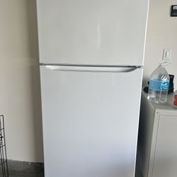 LG 30 in. W 20 cu. ft. Top Freezer Refrigerator w/ Multi-Air Flow and Reversible Door in White, ENERGY STAR