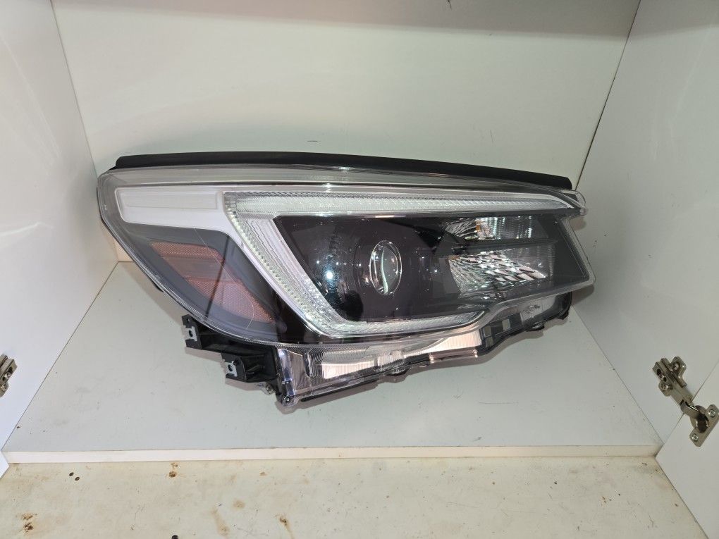 SUBARU FORESTER OEM RIGHT SIDE HEADLIGHT 