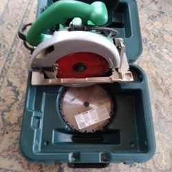 HITACHI.  SAW LIKE NEW  170.00 NEW ASKING1/. 100. 3 EXTRA BLADES &  CASE