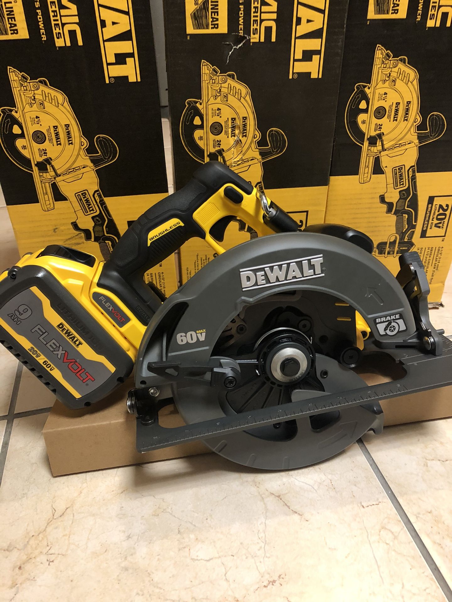 Dewalt FLEXVOLT 60-volt MAX Lithium-Ion Cordless Brushless 7-1/4 in. Circular Saw with 9ah FLEXVOLT