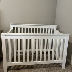 Baby Crib W/bottom Drawer 