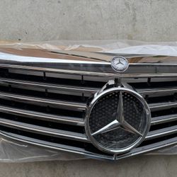 2008 Mercedes E550 OEM Grill 