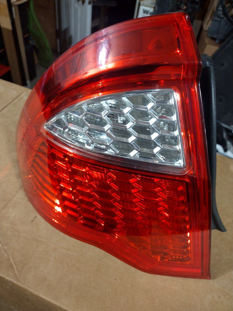 2010-12 Ford Fusion Driver Tail Light