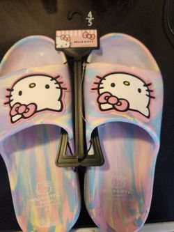 HELLO KITTY SIZE 4/5 KIDS SHOES.