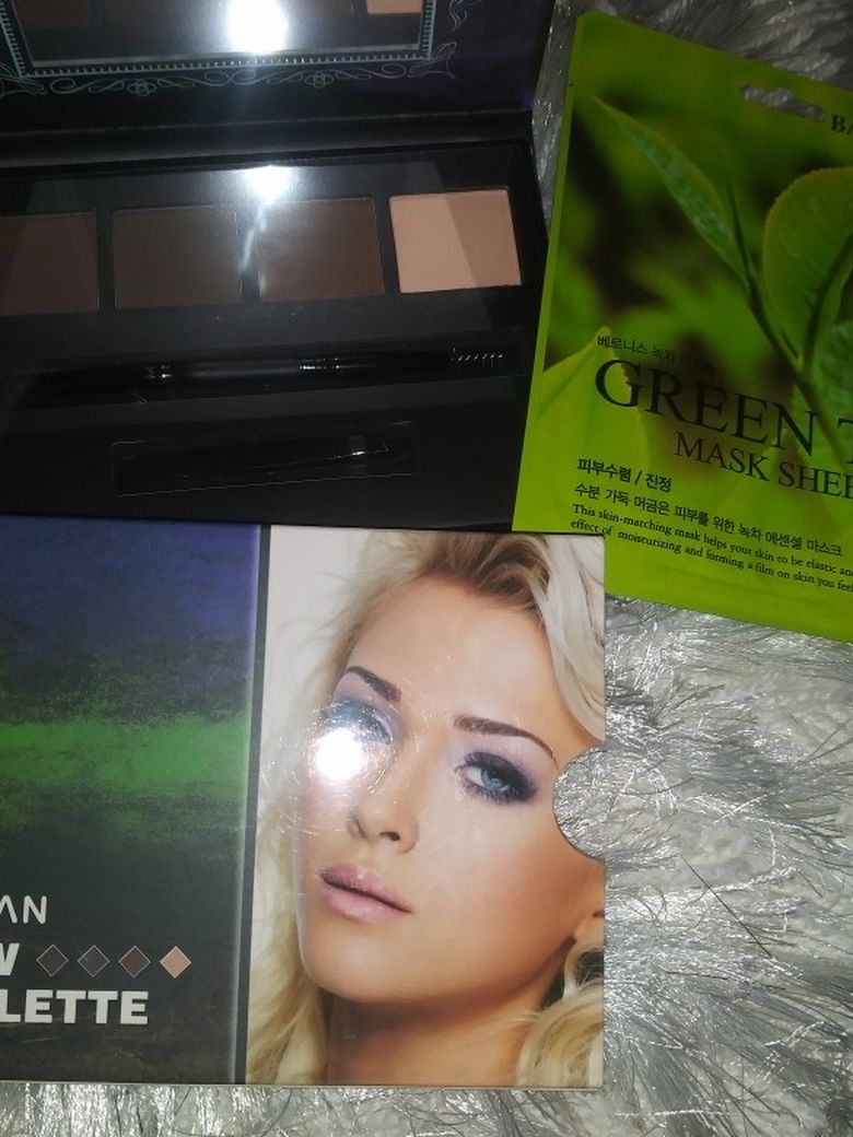 Makeup Palettes Come With A Face Mask