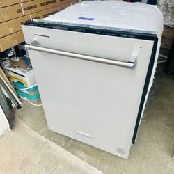 Brand New KitchenAid Dishwasher With FreeFlex 3rd Rack. (Stainless-Steel)