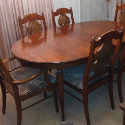 Wonderful Dining Room Table & 6 Chairs...