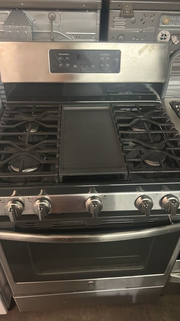GE Gas Stove W/Convention Oven 