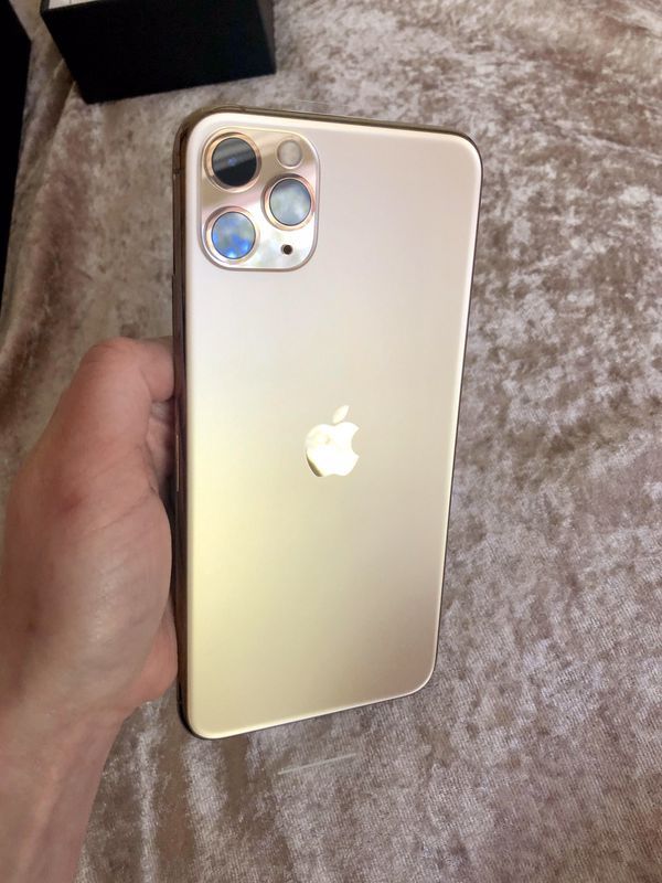 iPhone 11 Pro Max - Gold 512GB (factory unlocked) for Sale in Des