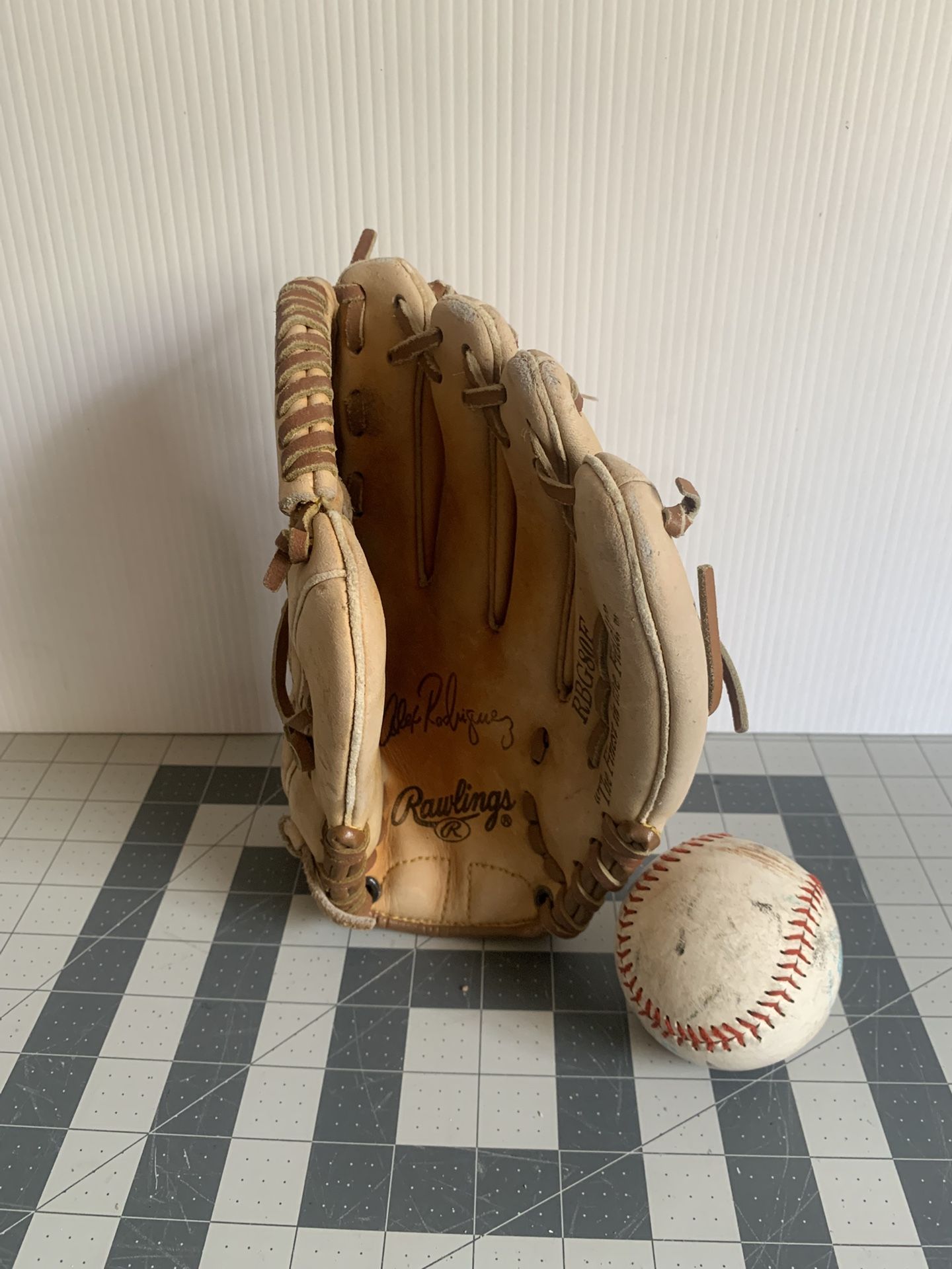 Rawlings 10 1/2 inch Little League Baseball Glove (RGB80F)