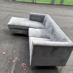 Sectional Sofa With Lots Of Throw Pillows (need Cleaning)