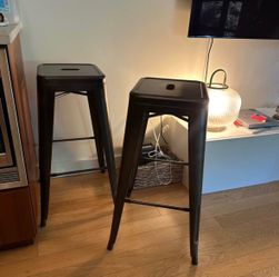 2 bar stools