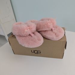 New Pink UGG Slippers Size 8 fluffy and soft
Woman's shoes 